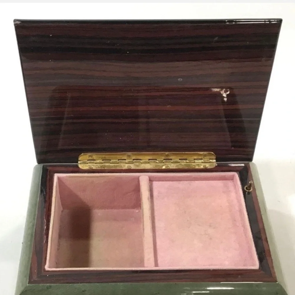 vintage San Fransico Music Box Company created by Gigilio Asia . Jewlery Box - Picture 2 of 4